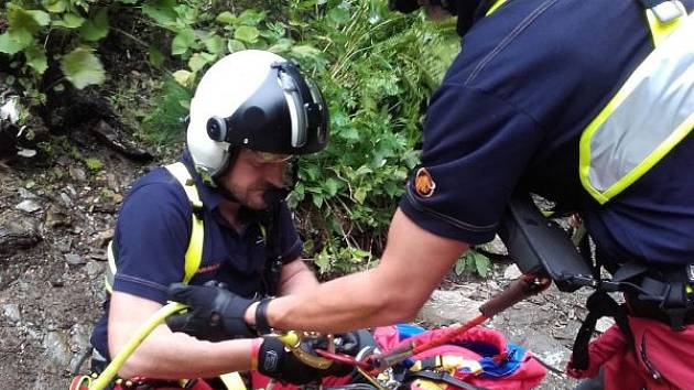 Horská služba a letečtí záchranáři dokážou spolupracovat jako sehraný tým. Přesvědčil se o tom turista, který se zřítil v nepřístupném kaňonu Bílé Opavy. Museli ho transportovat v podvěsu pod vrtulníkem.