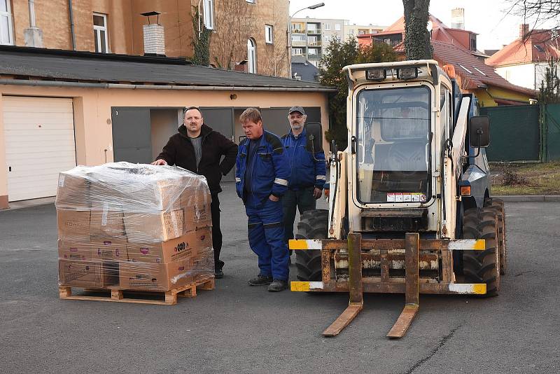 Charita Krnov vypravila společně s dalšími partnery dva kamiony s humanitární pomocí pro Ukrajinu. Do cíle ve Slavjansku by měly dorazit v sobotu.