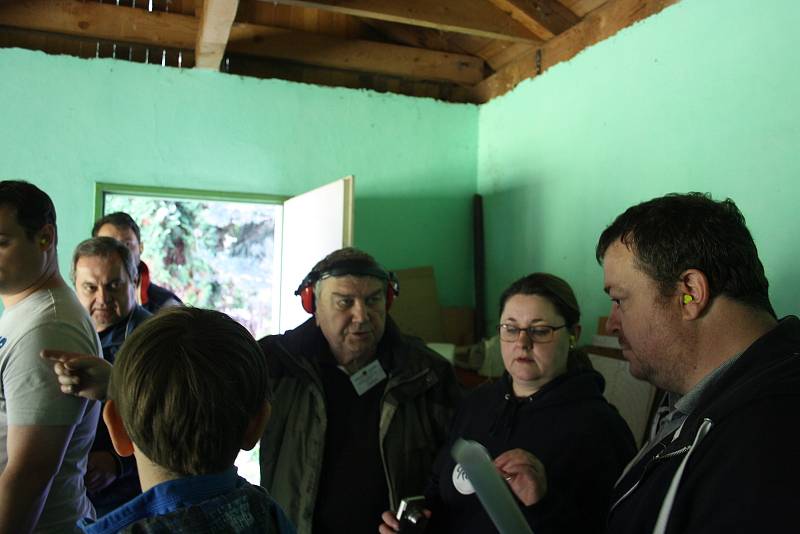 Testování zbraní na krnovské střelnici je zážitek pro celou rodinu.