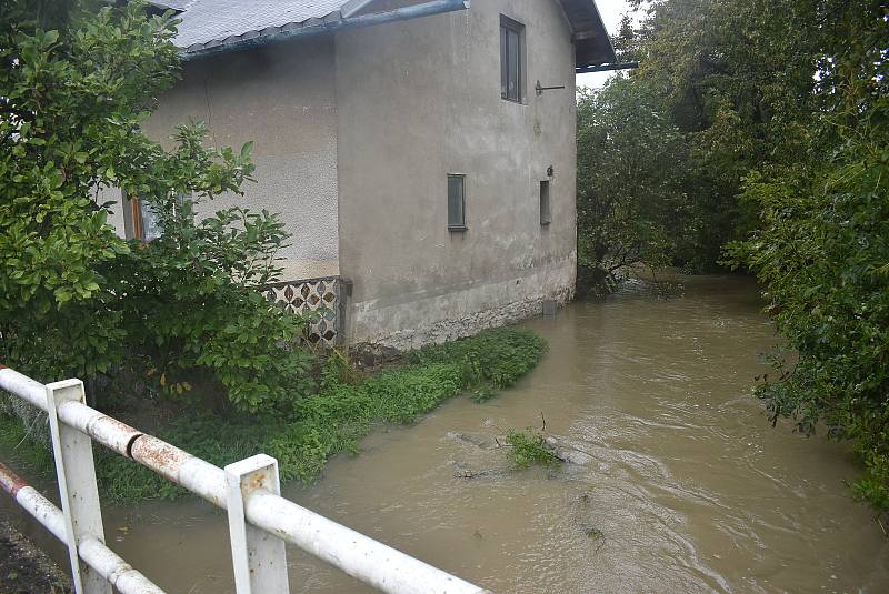 Situace na Osoblažsku je specifická tím, že se rozvodnila nejen řeka Osoblaha, ale i drobné potůčky a příkopy. Voda se valí po polních a  lesních cestách a vytváří laguny.