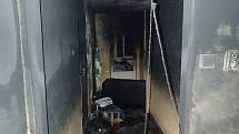 Šest jednotek hasičů zasahovalo v úterý večer v  Petrovicích u požáru čtyřpokojového bytu.