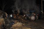 Stodola v Heřmanovicích lehla v noci na úterý 27. března popelem.Hrozilo, že se přenese požár z balíků slámy uskladněných ve stodole na sousední dřevěnku a elektrické napětí.