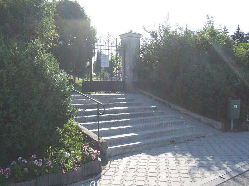 Hřbitov v Horním Benešově na Masarykově ulici.