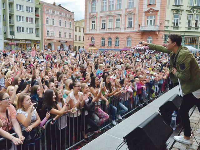 Tisíce lidí přilákala v sobotu 13. srpna 2016 na krnovské náměstí akce Dobré srdce Krnova.