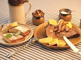 Špekovou pečeni s chlebovou omáčkou mohou ochutnat lidé v rámci gastronomického festivalu Chuť Jeseníků. O víkendu je na jídelním lístku v restauraci Hotel Slunce v Rýmařově.