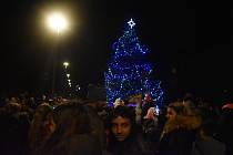 Rozsvícení vánočního stromu na osoblažském náměstí provázelo společné zpívání koled a trhy. 26. 11. 2022.
