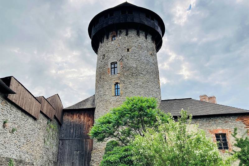 V sobotu se na hradě Sovinci na okraji Moravskoslezského kraje konala velkolepá historická akce pro veřejnost s názvem Slavnosti pánů ze Sovince. Kromě natěšených diváků se jí zúčastnilo několik skupin historického šermu, divadelníků, komediantů, kejklířů