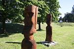 Sochy moai  v Třemešné se staly známým symbolem doby rouškové. Nyní své roušky odložily na znamení fáze rozvolňování.