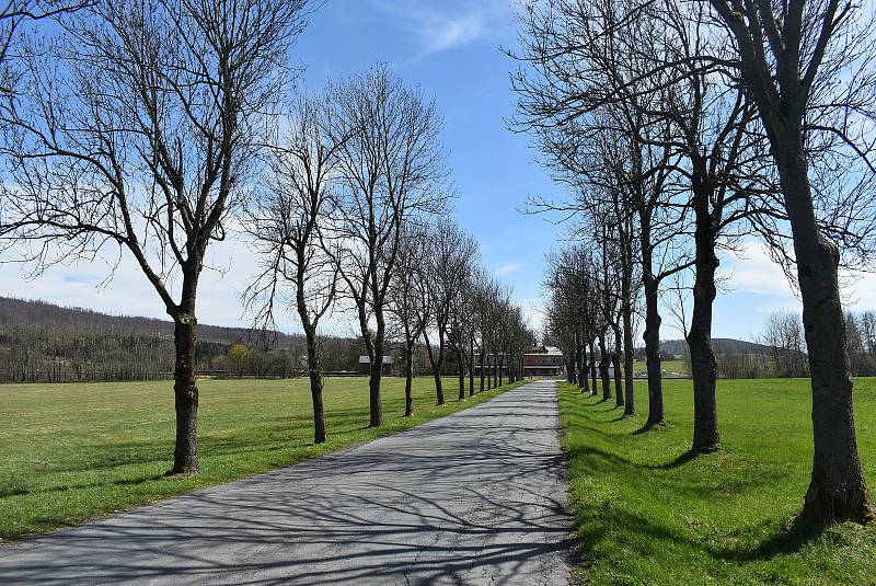 Z nádraží Dětřichov nad Bystřicí leží chtěly spolky vybudovat turistickou a cyklistickou základnu. Pro stát je ale prioritou parkoviště co nejblíž u kolejí. Demolice historického nádraží z roku 1872  právě začíná.