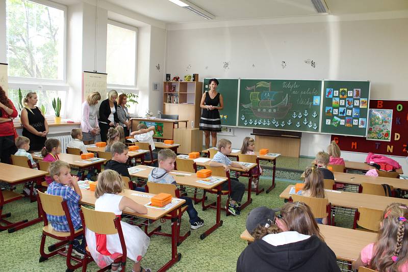 Prvňáčci v základní škole v Městě Albrechticích.