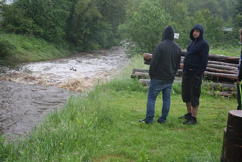 Druhý povodňový stupeň byl vyhlášený na Černé Opavě v Mnichově. První stupeň platí na Opavě v Karlovicích. Velká voda postupuje řekou Opavou níž po proudu.