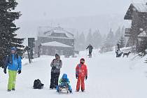 Počasí v Jeseníkách o víkendu nabízí turistům a lyžařům hlavně mráz, vítr a chumelenici. 11. března 2023