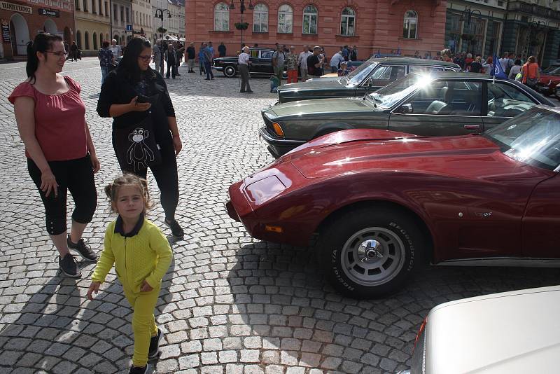 Kolona autoveteránů si na své cestě pohraničím udělala zastávku také na krnovském náměstí.