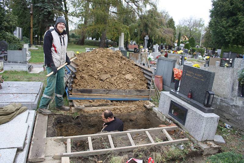 Edgar Kosař (v čepici) se domluvil s dědečkem, že jednou bude vlastnoručně pomáhat při kopání jeho hrobu.