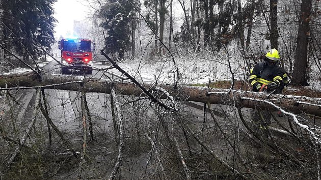 Silný vichr lámal stromy na Vysočině, zatarasily silnice i vlaky na železnici