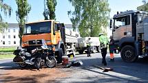Následky střetu motorky s náklaďákem v Bruntálu byly hrozivé.