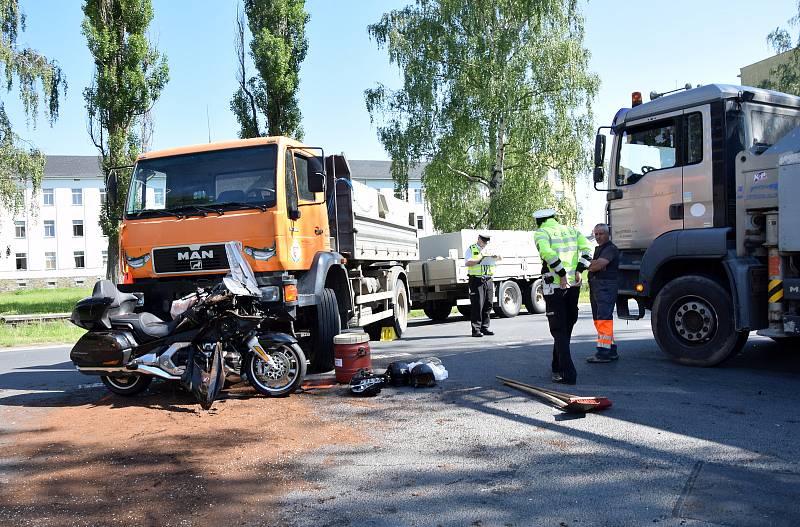 Následky střetu motorky s náklaďákem v Bruntálu byly hrozivé.