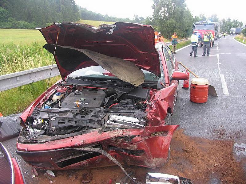 Po vážné nehodě na Albrechticku vyhasl život matky dvou dětí. Vůz sedmatřicetileté řidičky dostal na mokré vozovce smyk.