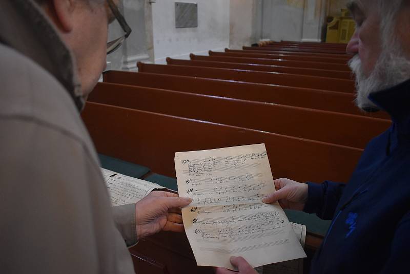 Farníci v kostele v Holčovicích obdivují dokumenty z roku 1944, které bez povšimnutí odpočívaly 77 let ve skříni.