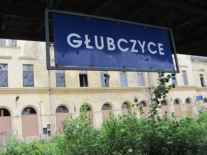 Nádraží v Hlubčicích má svou architekturou evokovat tvar parní lokomotivy.