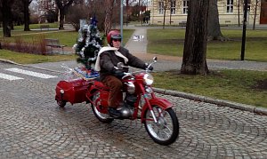 Dostat páva pod stromeček znamená nadělit si přívěsný vozík PAV z roku 1962 a přimontovat nad něj na motorku Jawa nazdobenou vánoční borovičku.