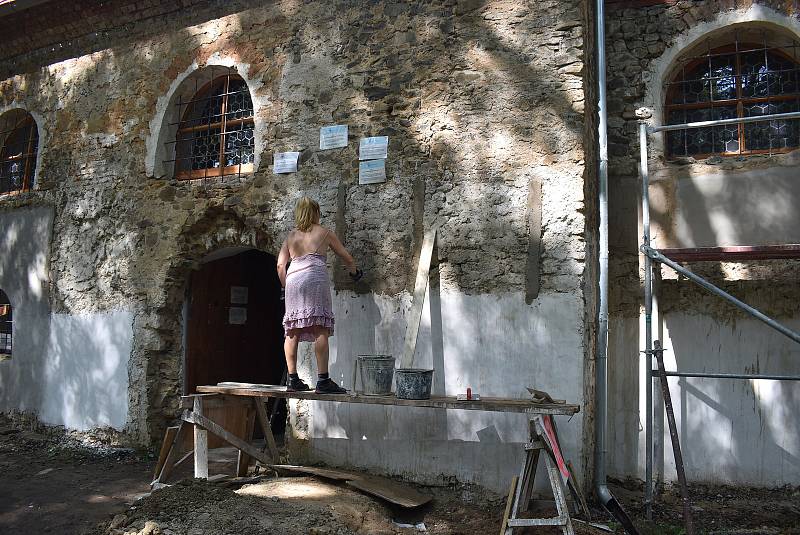 Blažené Osoblažsko, záchrana gotického kostela, zaniklá sudetská obec obec Pelhřimovy, rok 2022.