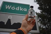 Polské slovo wódka a české vodka označují totéž: tvrdý alkohol. Wódka čili Vodka je polská obec poblíž Krnova, kde se po staletí mluvilo česky. Pramení zde řeka Morava.
