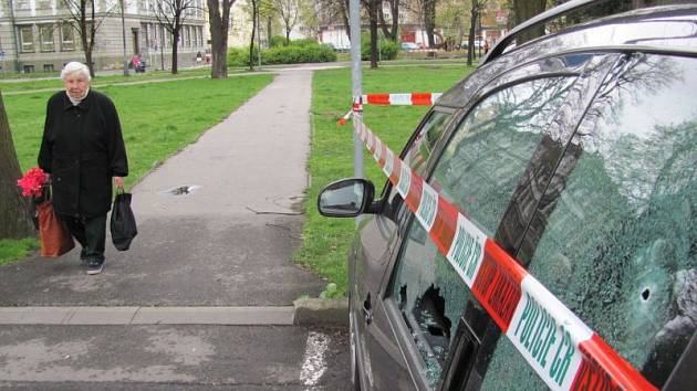 V úterý 15.dubna brzy ráno v Krnově střílel na auta parkující v Hřbitovní ulici. Ilustrační foto.
