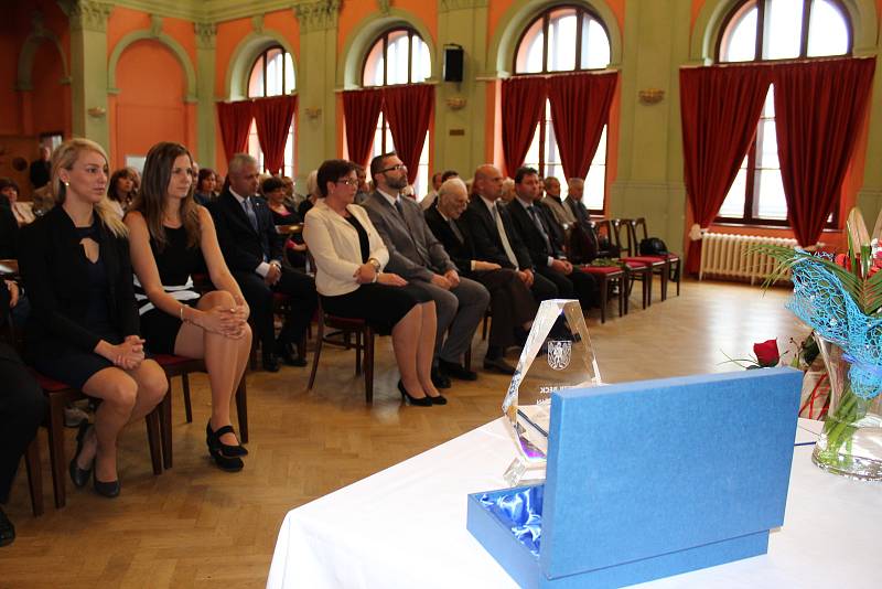 Petr Beck si převzal ocenění na mimořádném zasedání bruntálského městského zastupitelstva ve Společenském domě.