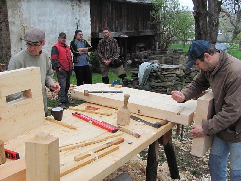 Kdysi uměl každý chalupník vyrobit libovolnou věc ze dřeva. Z úcty k tradicím venkova uspořádalo sdružení Jadernička v Dubnici workshop dávných tesařských technik, na kterém byly zakázány motorové stroje i elektrické nástroje.