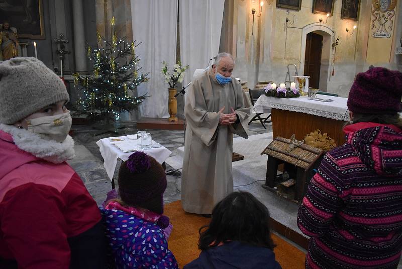 Farář Pavel Zachrla pojal liturgický obřad žehnání vody, kadidla a křídy velmi didakticky.