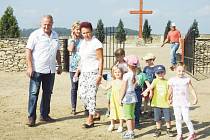 Obnovený hřbitov si v doprovodu starosty Josefa Havlika  přišly prohlédnout děti z místní mateřské školy se svými učitelkami.