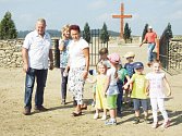 Obnovený hřbitov si v doprovodu starosty Josefa Havlika  přišly prohlédnout děti z místní mateřské školy se svými učitelkami.