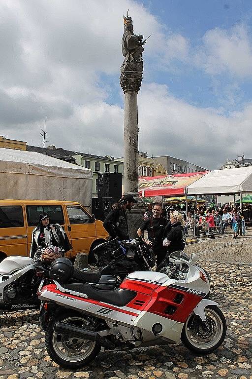 Holky a mašiny se nabízely k obdivování pod rozkvetlými třešněmi na náměstí Míru v Bruntále při sobotní motorkářské akci Vítání jara.