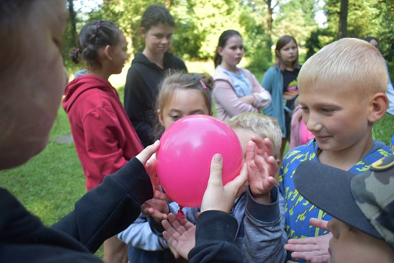 Zámecký park, Město Albrechtice 21. července: Kateřina Hrabalová o prázdninách nabízí dětem  zábavné pokusy a zážitky ze světa chemie a fyziky.