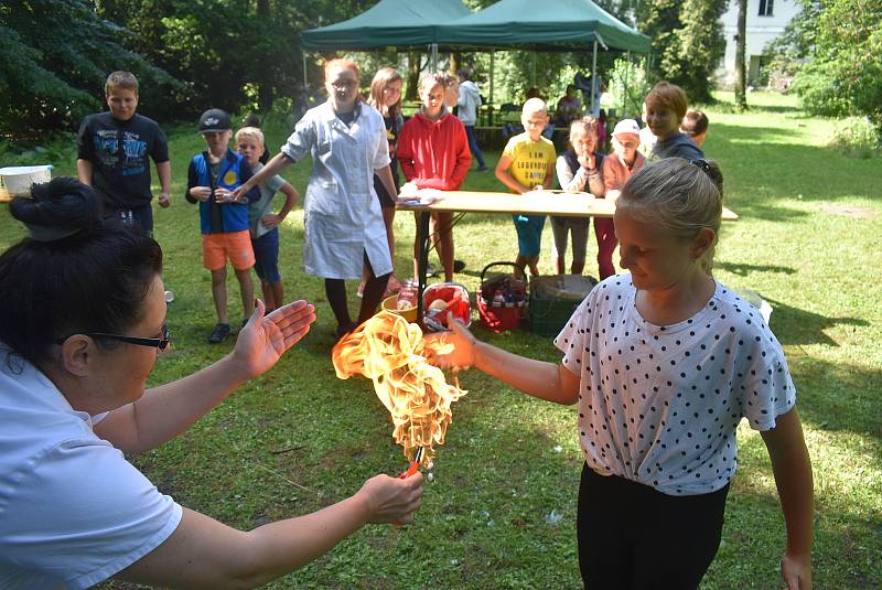 Zámecký park, Město Albrechtice 21. července: Kateřina Hrabalová o prázdninách nabízí dětem  zábavné pokusy a zážitky ze světa chemie a fyziky.