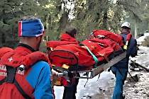 Zásah horské služby u ženy se zlomeným kotníkem v údolí Bílé Opavy v Jeseníkách.