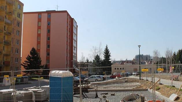 Po zimní pauze zhotovitelská firma podle vyjádření města sabotuje modernizaci sídliště Dolní i hřiště v ulici U Rybníka.