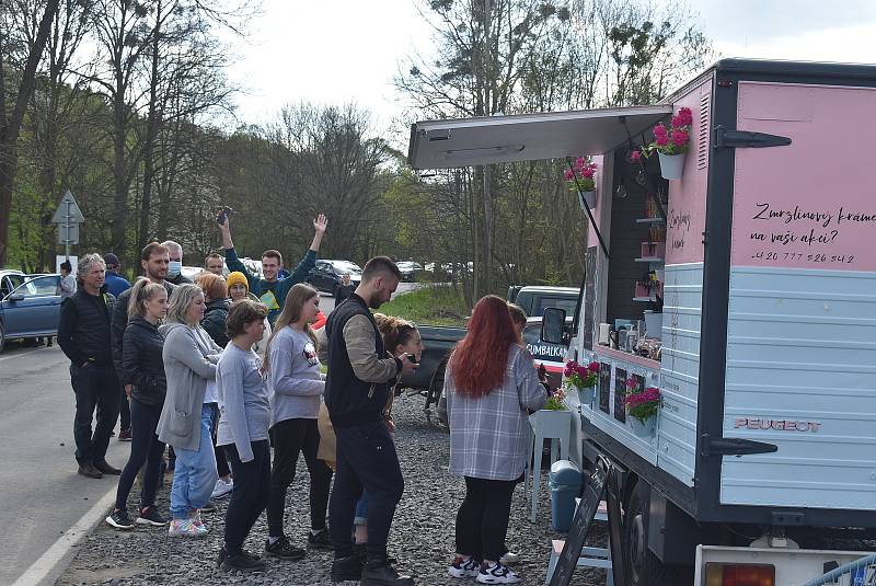 Lidé přijíždí do Lichnova vystát frontu na zmrzlinu Tess Gemelové. Tatérka a výtvarnice se kvůli lockdownu rekvalifikovala na zmrzlinářku. Květen 2021.