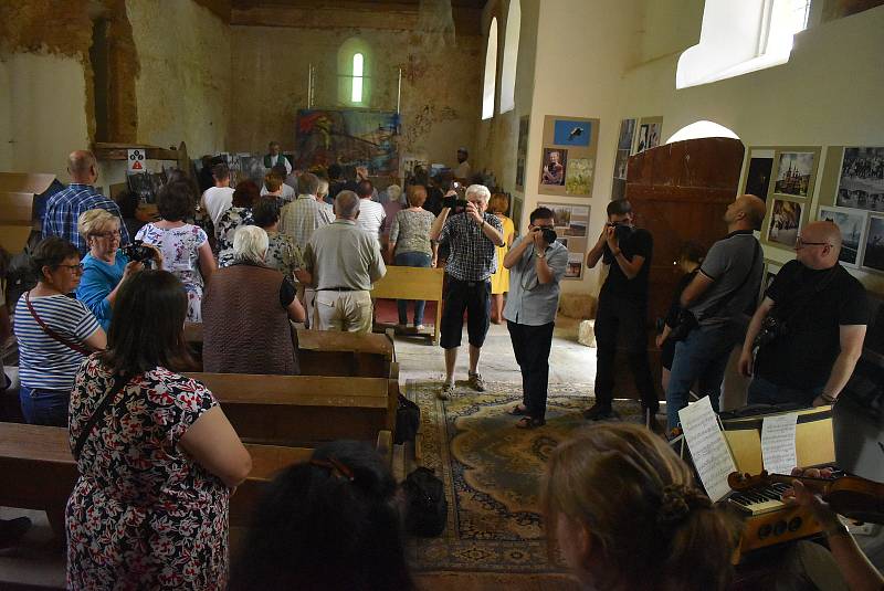 Kostel sv. Jiří v zaniklé vsi Pelhřimovy na Osoblažsku byl opět plný věřících. Bohoslužba zde byla sloužena díky iniciativě spolku křesťanských fotografů Člověk a Víra.