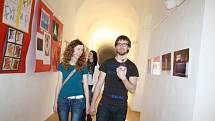 Sobotní vernisáž výstavy Slezské Rudoltice 2013, která představuje na osmdesát mladých umělců a fotografů.