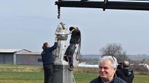 V Hlince před mnoha lety vandal změnil památník padlým  na Bezhlavého rytíře. V restaurátorské dílně rytířovi vrátí tvář, aby se zase stal důstojnou pietou.