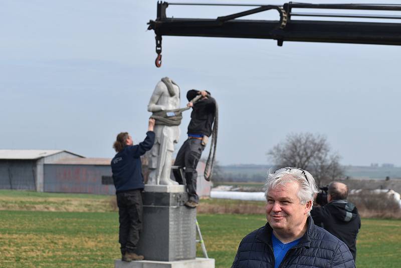 V Hlince před mnoha lety vandal změnil památník padlým  na Bezhlavého rytíře. V restaurátorské dílně rytířovi vrátí tvář, aby se zase stal důstojnou pietou.