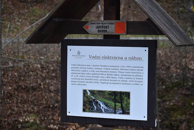 Nejdostupnější vodopád je v Karlově Studánce hned vedle parkoviště. Byl postaven koncem 19. století pro potěšení lázeňských hostů.