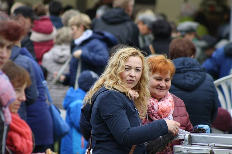 Jedním z míst, kde se sešli Poláci v rámci akce Růženec na hranicích, byl také kostel v Opawici. Na 750 registrovaných účastníků se z kostela vydalo procesím do kilometr vzdálených Lenarcic. Modlitby růžence  se odehrály na hřišti přímo naproti linhartovs