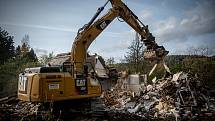 V Nových Heřminovech pokračuje demolice vykoupených domů. Jedná se o další etapu příprav na stavbu přehrady.