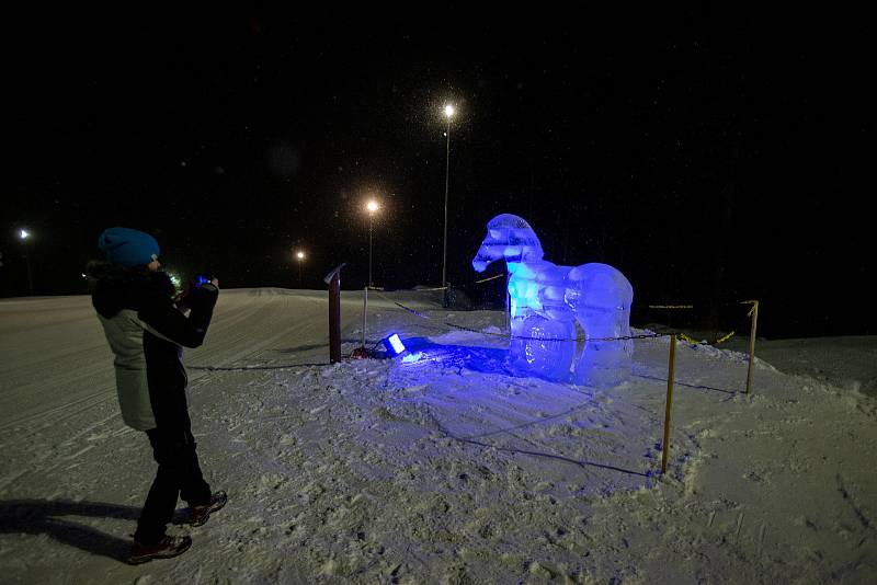 V areálu horského resortu Kopřivná probíhá výstavba jedinečných ledových a sněhových soch, 21. ledna 2022 v Malé Morávce.