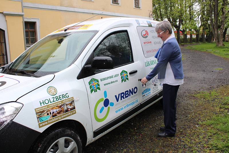 Ve Vrbně pod Pradědem se slavnostně předával nový automobil pro pečovatelskou službu. Obecně prospěšná společnost Help - in dostala auto díky padesáti místním firmám, které přispěly na jeho pořízení.