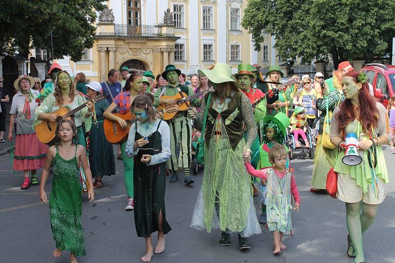 Charakteristickým symbolem Vodnického splavu je možné směle nazývat dívenku, která obsadila při dostaveníčku v Bruntále vrcholek vodního prvku na Zámeckém náměstí. Od zámku prošel rozezpívaný průvod ve čtvrtek odpoledne na náměstí Míru.