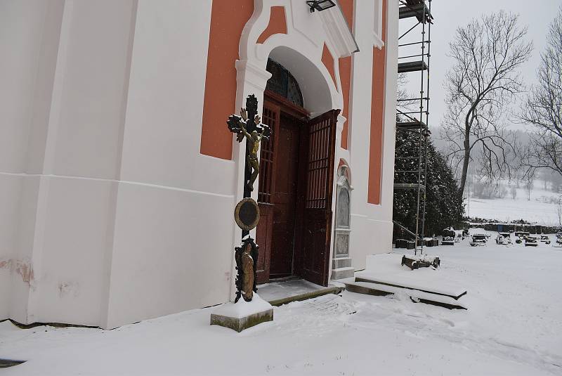 Farníci v Holčovicích přijali svátost pomazání nemocných. Dříve se jí říkalo poslední pomazání. Následovalo svěcení svíček hromniček.